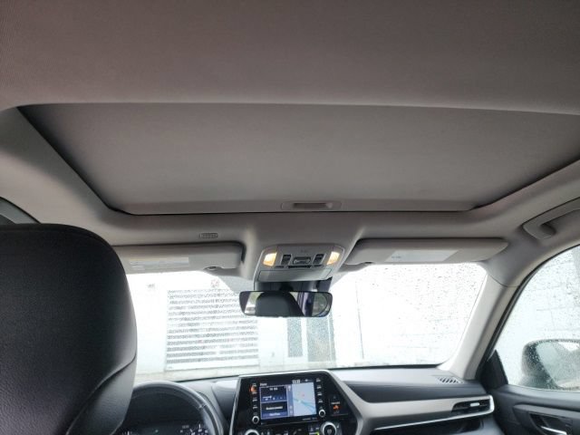 Used 2021 Toyota Highlander XLE AWD/4WD image 34