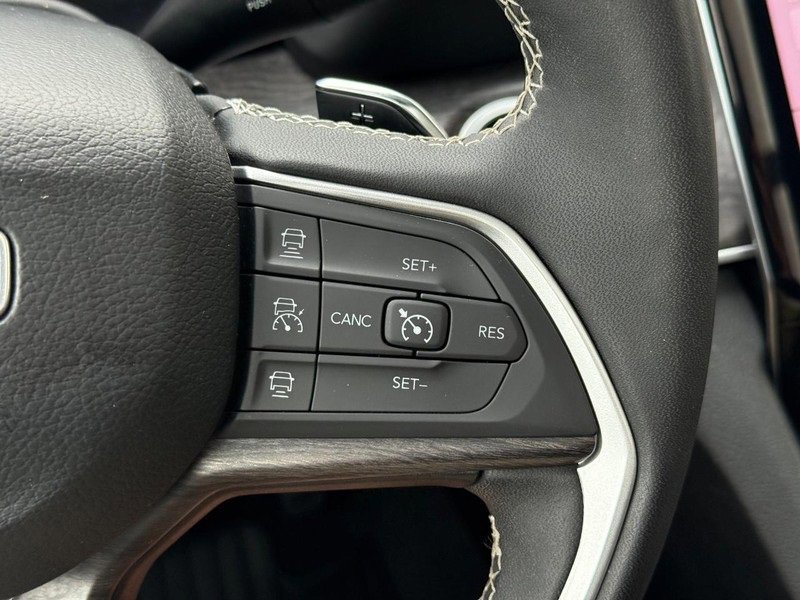 Used 2024 Jeep Grand Cherokee L Limited w/ Luxury Tech Group II image 18