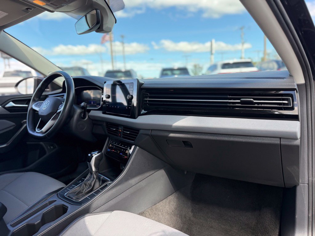Used 2025 Volkswagen Jetta SE FWD image 14