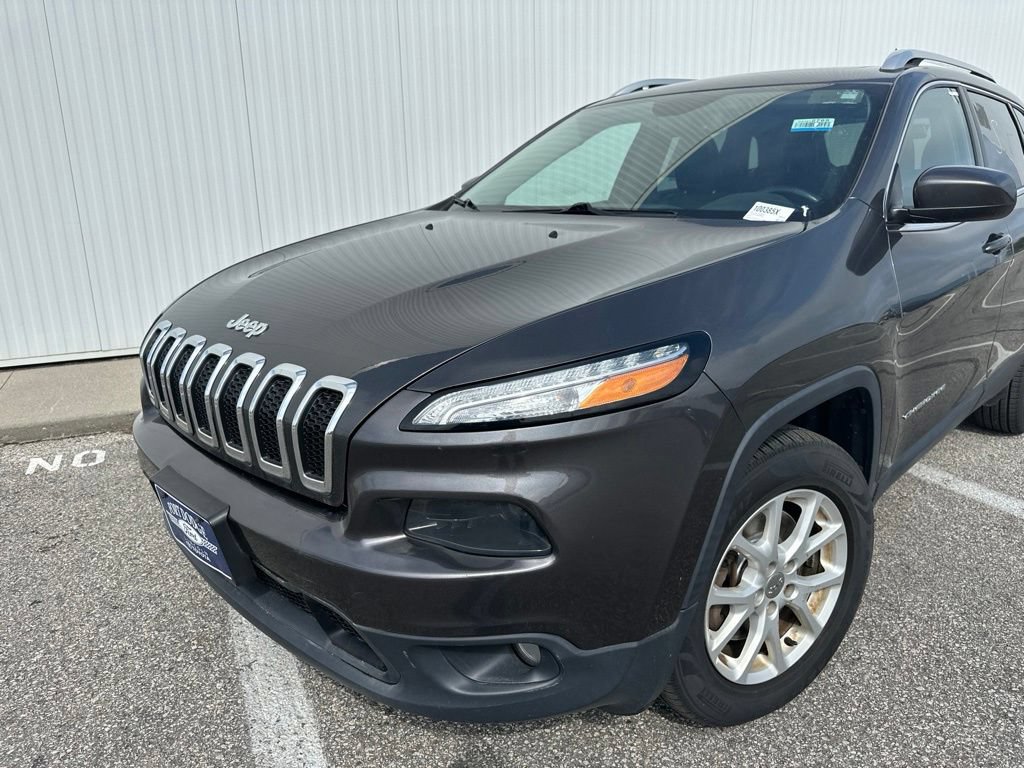Used 2018 Jeep Cherokee Latitude Plus w/ Comfort/Convenience Group AWD/4WD image 2