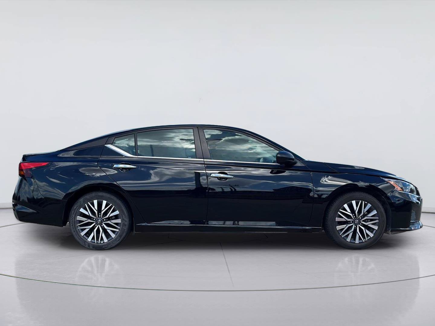 Used 2025 Nissan Altima 2.5 SV FWD image 2