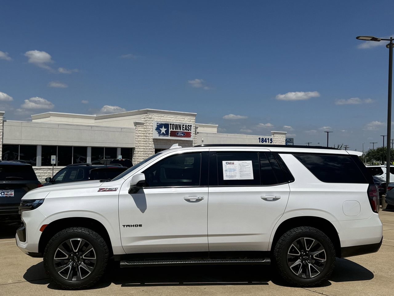 Used 2021 Chevrolet Tahoe Z71 w/ Luxury Package AWD/4WD image 3