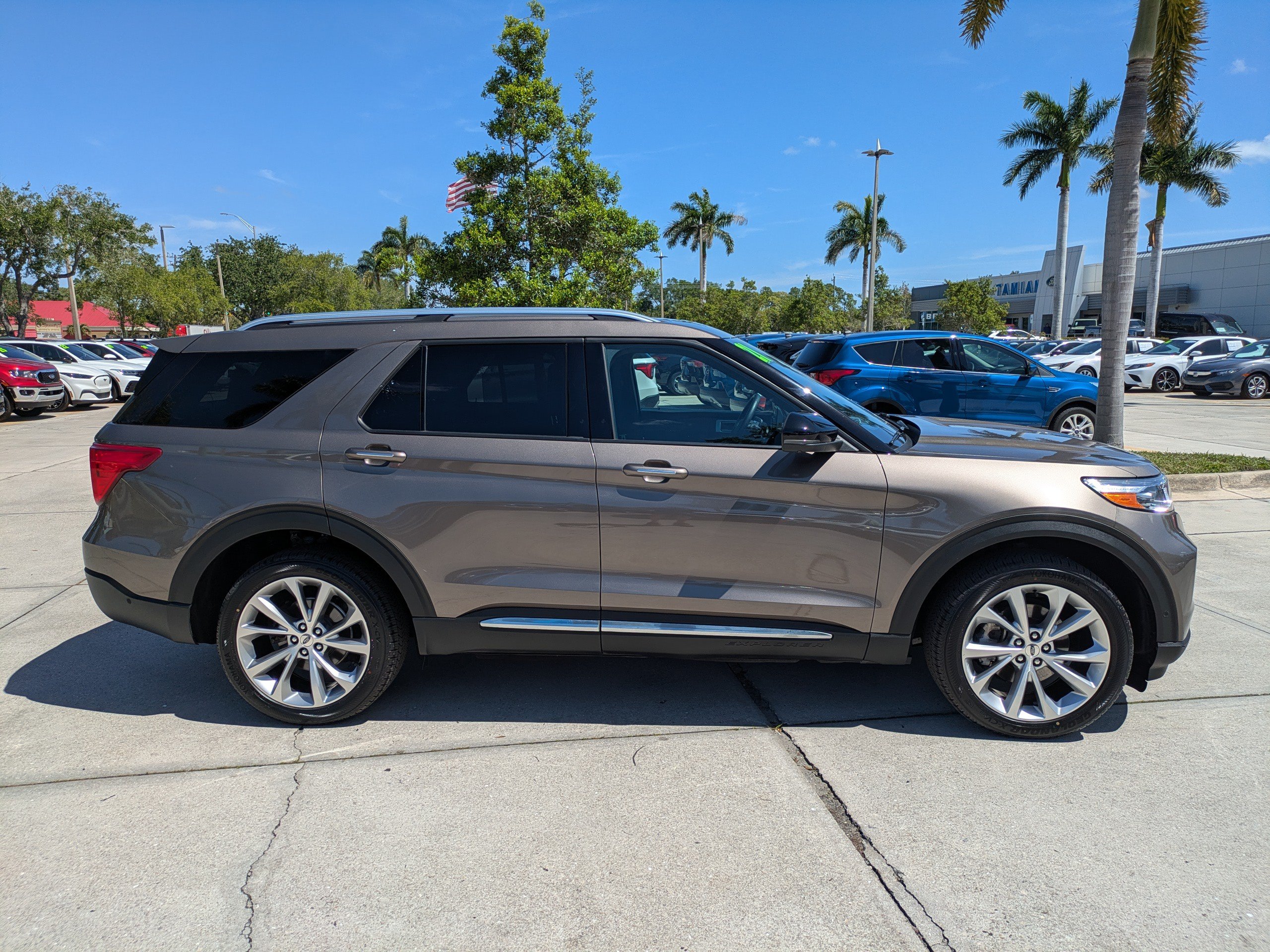 Certified 2021 Ford Explorer Platinum w/ Equipment Group 601A AWD/4WD image 3