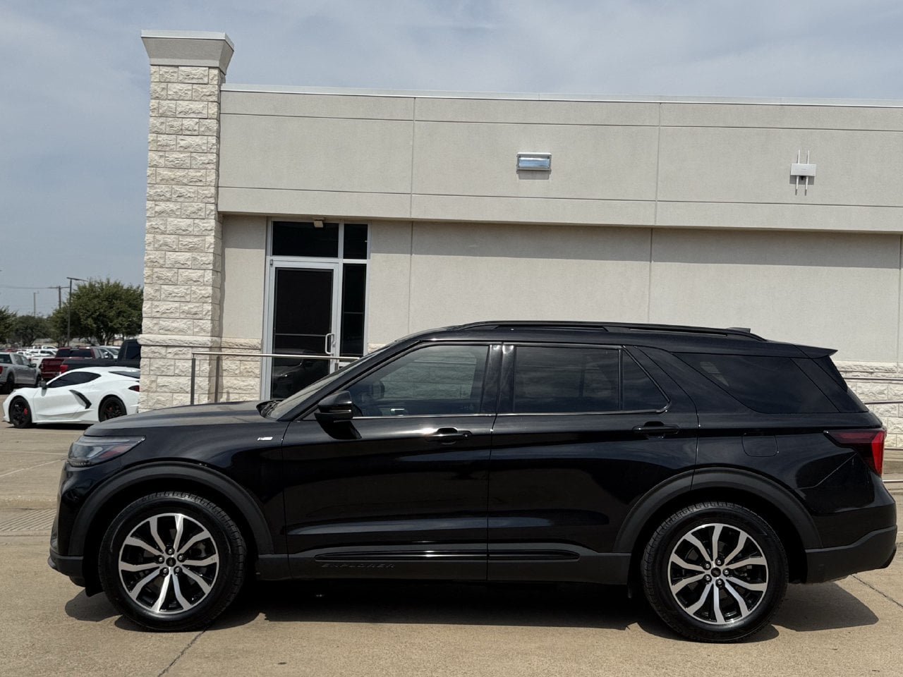 Certified 2025 Ford Explorer ST-Line RWD image 3