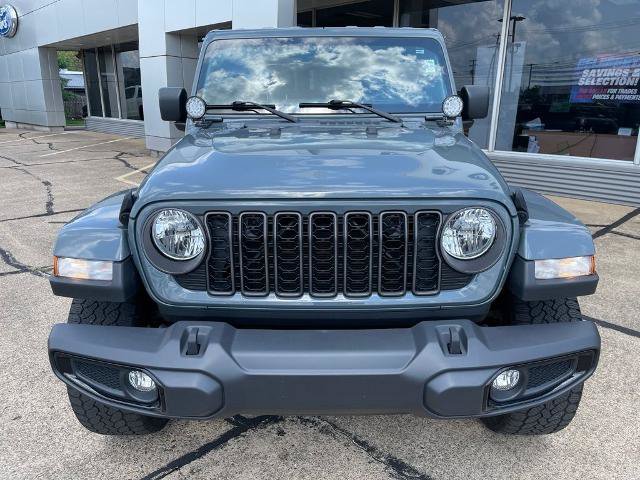 Used 2024 Jeep Gladiator Sport AWD/4WD image 2