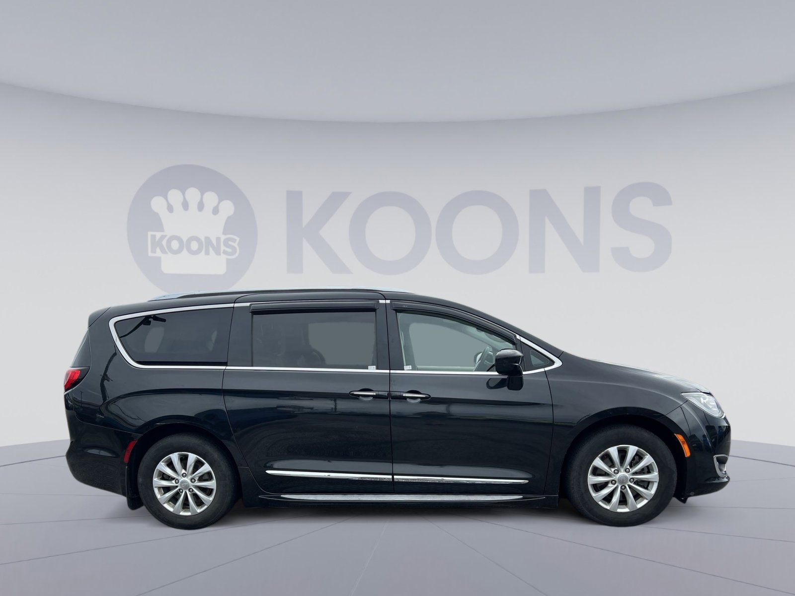Used 2018 Chrysler Pacifica Touring-L FWD image 17
