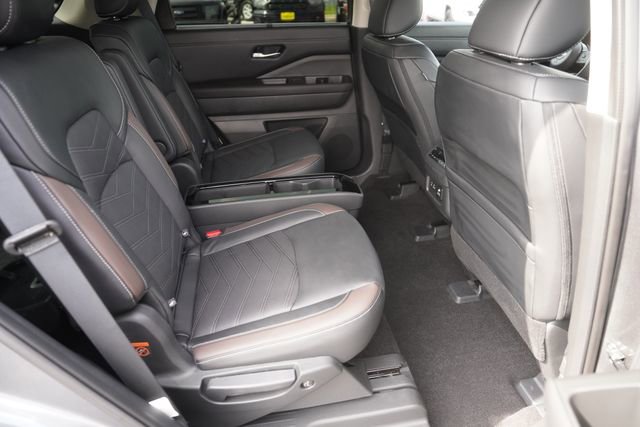 Used 2024 Nissan Pathfinder Platinum FWD image 16
