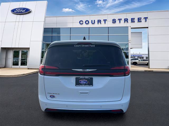 Used 2025 Chrysler Pacifica Select FWD image 6