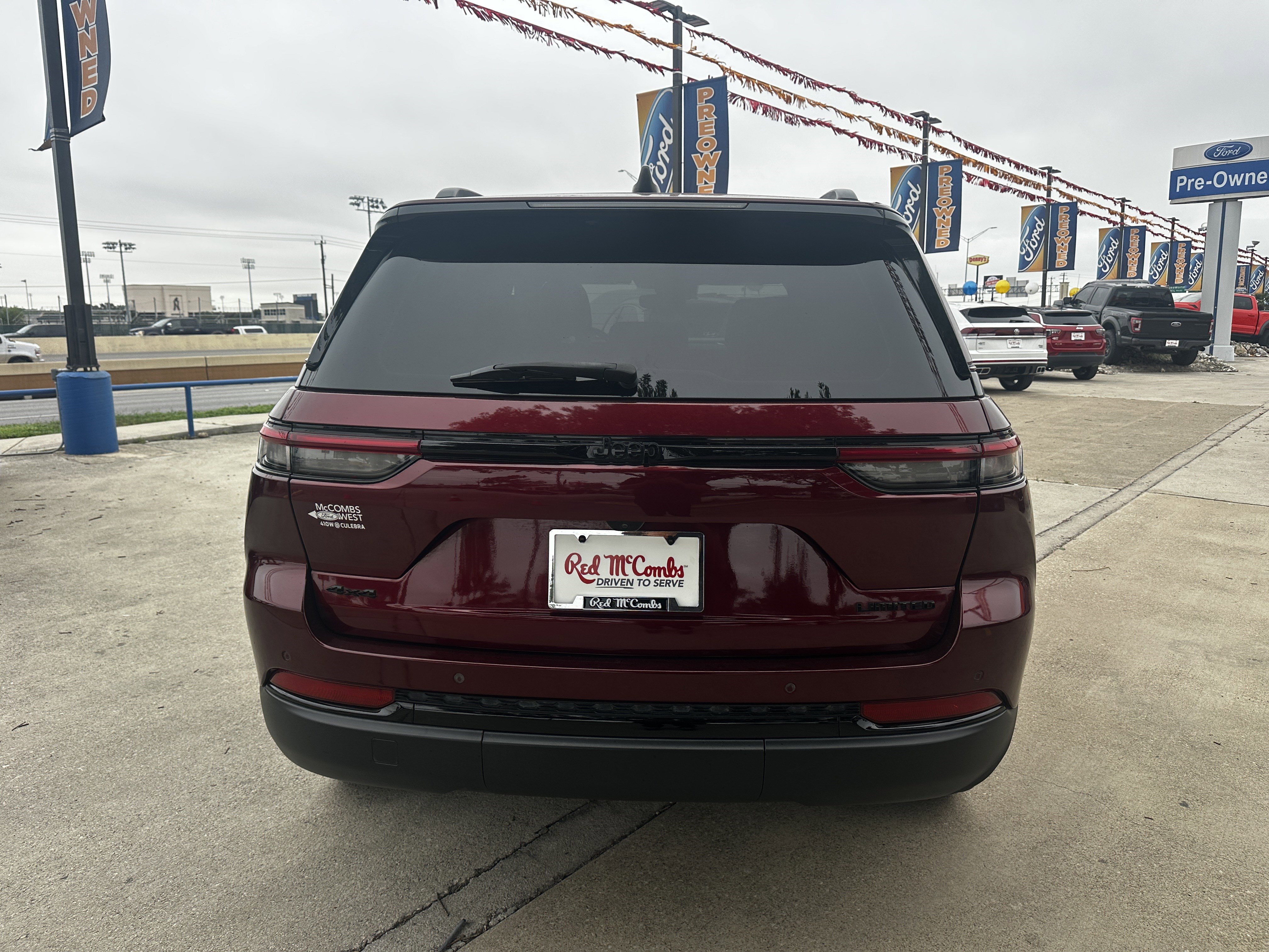 Used 2023 Jeep Grand Cherokee Limited w/ Black Appearance Package AWD/4WD image 6