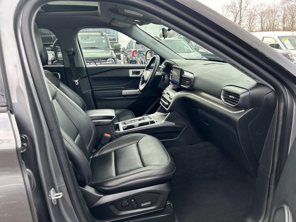 Certified 2022 Ford Explorer XLT w/ Equipment Group 202A image 19