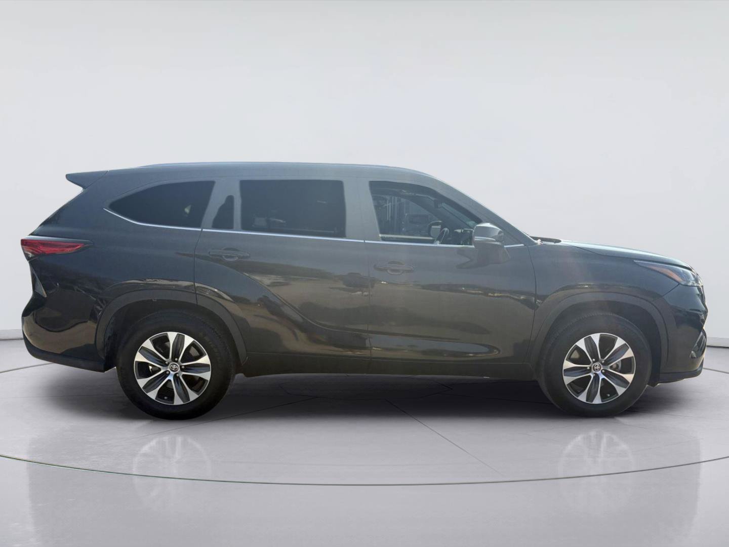 Used 2023 Toyota Highlander XLE FWD image 2