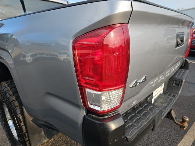 Used 2017 Toyota Tacoma SR AWD/4WD image 32