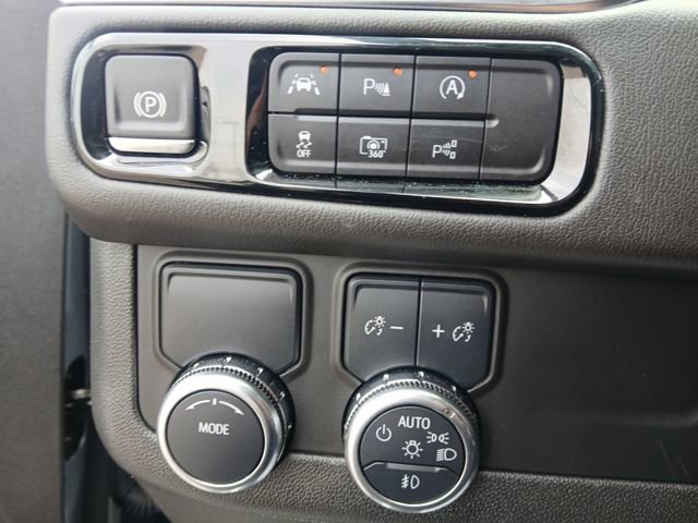 Used 2025 GMC Yukon XL Denali RWD image 18