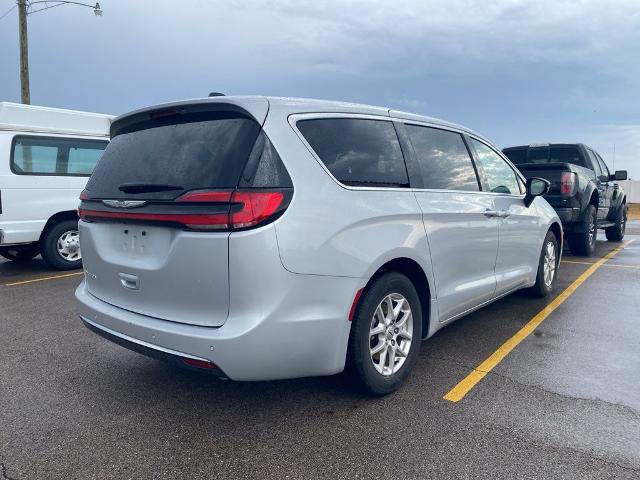 Used 2024 Chrysler Pacifica Touring-L image 10