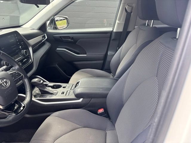 Used 2021 Toyota Highlander LE AWD/4WD image 39