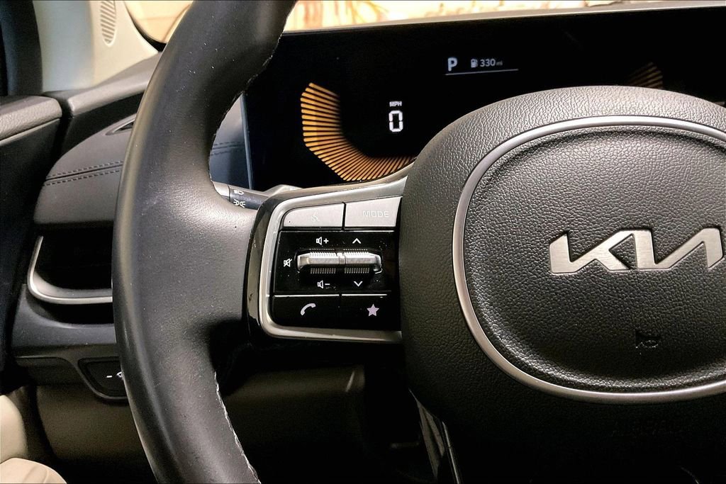 Used 2025 Kia Carnival FWD image 17