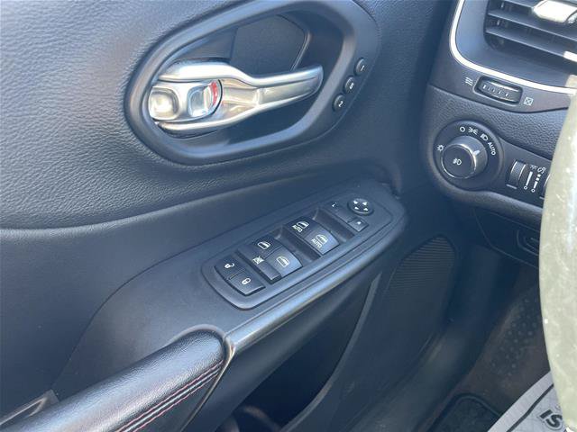 Used 2019 Jeep Cherokee Trailhawk AWD/4WD image 30