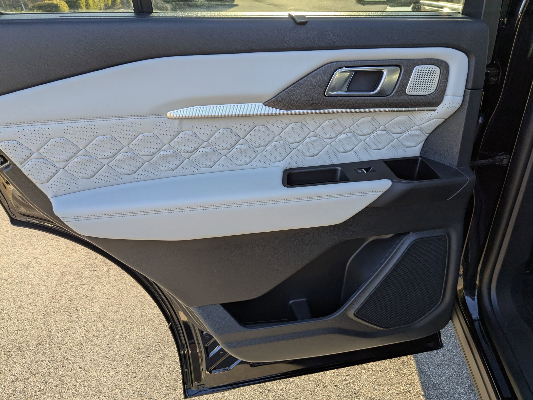 Certified 2025 Ford Explorer Platinum w/ LUX Leather Package image 38