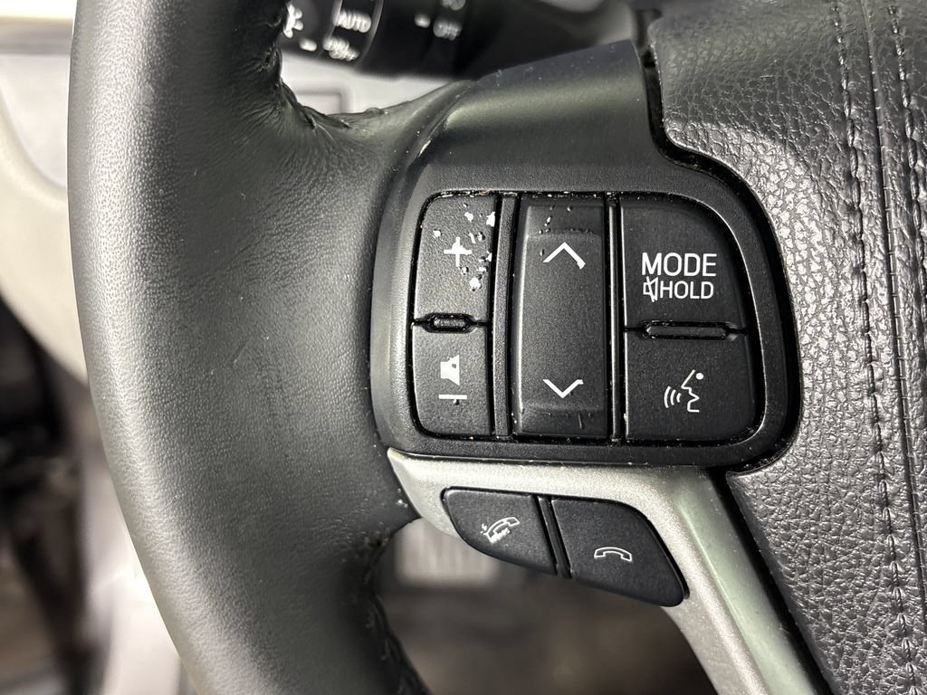Used 2019 Toyota Highlander XLE FWD image 18