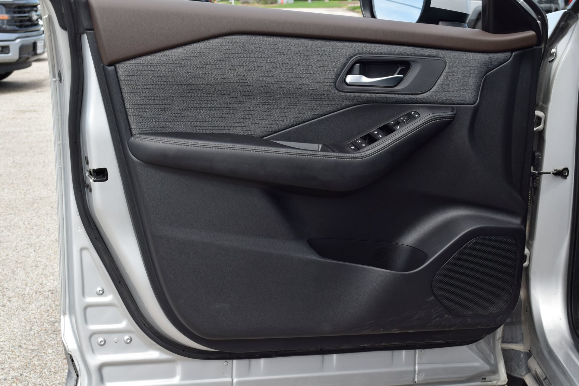 Used 2023 Nissan Rogue SV FWD image 17