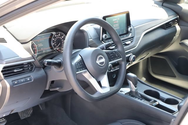 Used 2025 Nissan Altima 2.5 SV FWD image 11