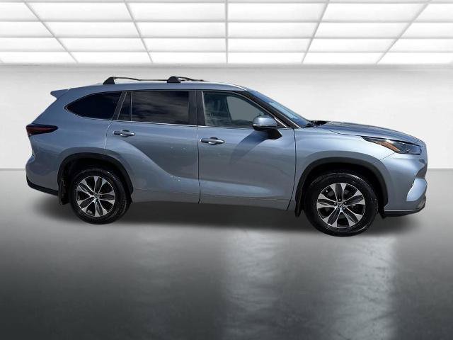 Used 2024 Toyota Highlander XLE AWD/4WD image 11