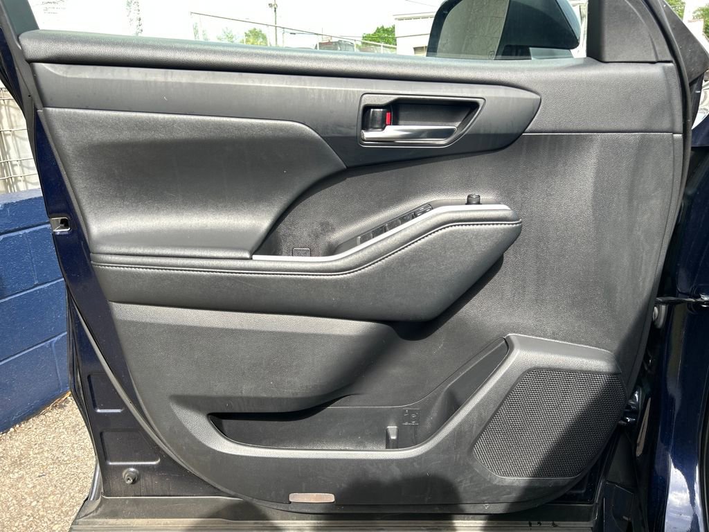 Used 2021 Toyota Highlander XLE AWD/4WD image 9