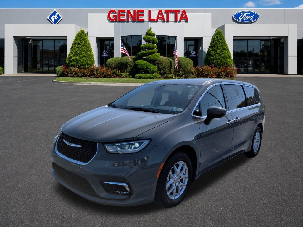 Used 2023 Chrysler Pacifica Touring-L FWD image 3