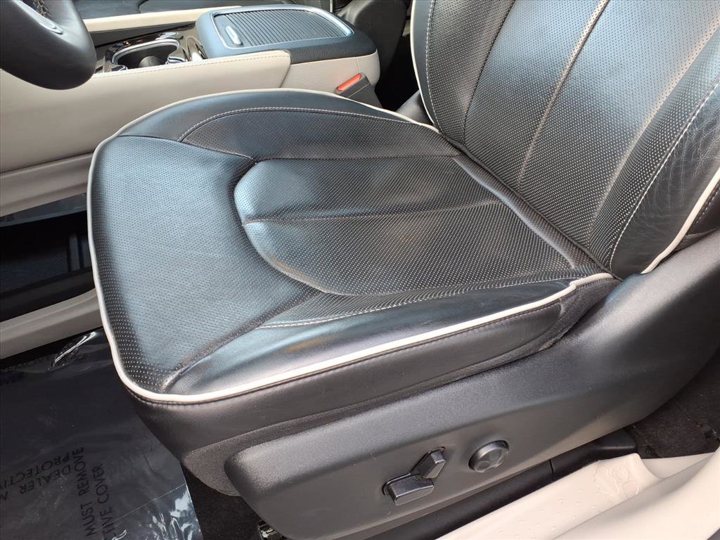 Used 2023 Chrysler Pacifica Limited FWD image 16