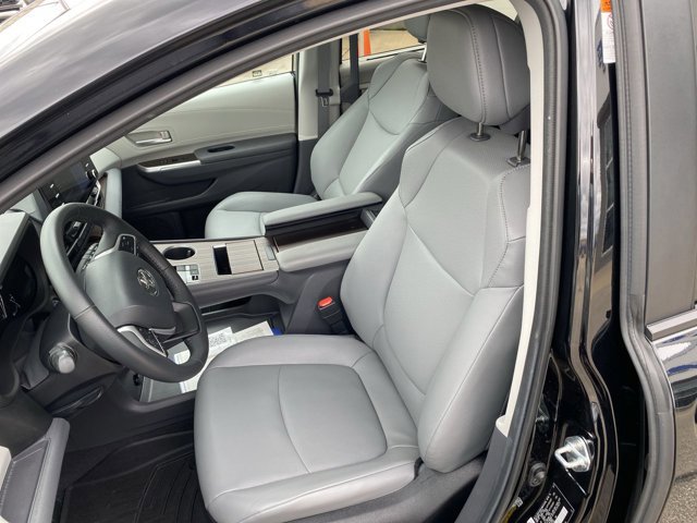 Used 2024 Toyota Sienna XLE w/ XLE Plus Package FWD image 13