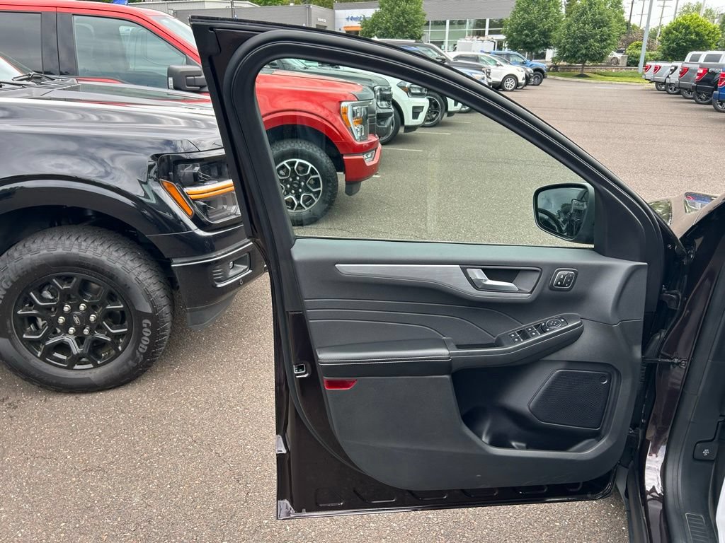 Certified 2023 Ford Escape Platinum AWD/4WD image 11