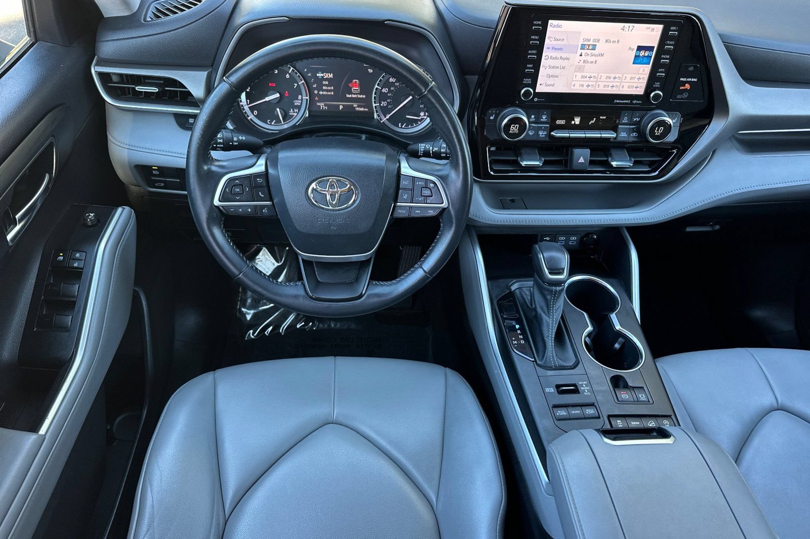 Used 2022 Toyota Highlander XLE AWD/4WD image 16