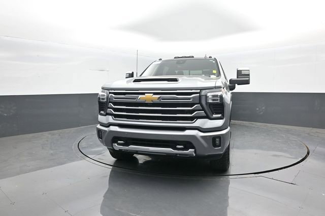 Used 2024 Chevrolet Silverado 2500 High Country w/ High Country Premium Package AWD/4WD image 3
