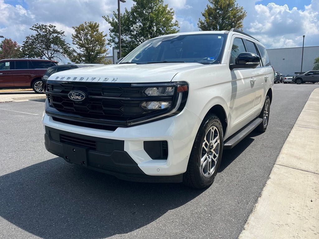 Certified 2025 Ford Expedition Active AWD/4WD image 3