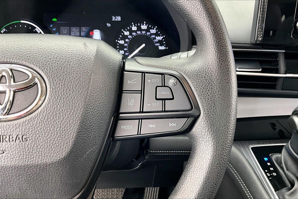 Used 2025 Toyota Sienna LE FWD image 19