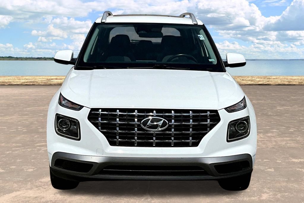 Used 2025 Hyundai Venue SEL FWD image 2