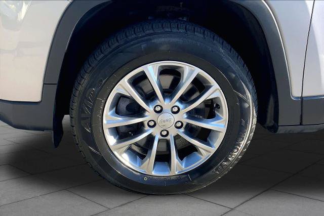 Used 2019 Jeep Cherokee Latitude Plus w/ Cold Weather Group AWD/4WD image 10