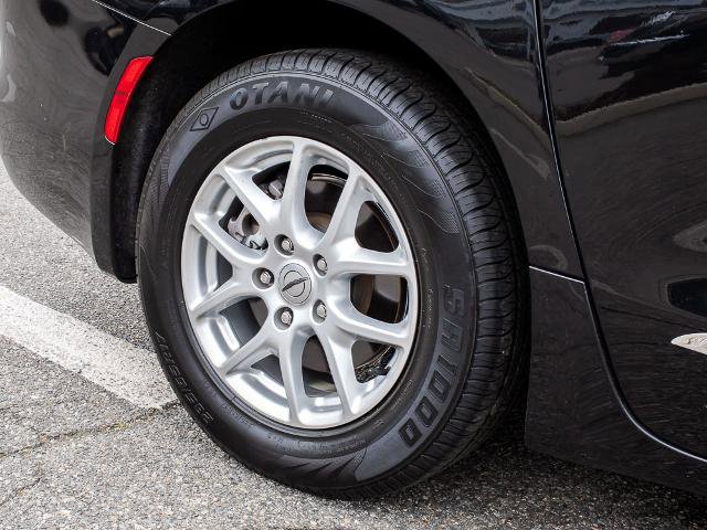 Used 2023 Chrysler Voyager LX FWD image 7