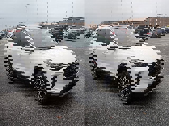 Certified 2024 Ford Escape SE w/ PHEV Premium Package image 2