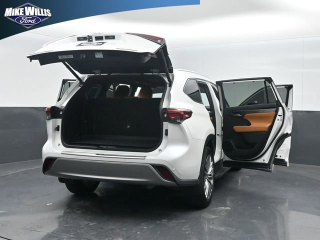 Used 2023 Toyota Highlander Platinum FWD image 14