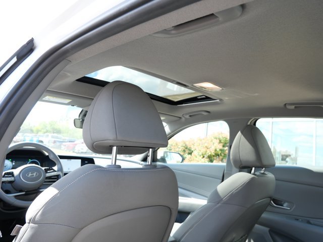 Used 2025 Hyundai Elantra SEL FWD image 17