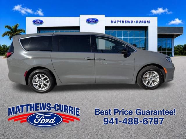 Used 2025 Chrysler Pacifica Select FWD image 3