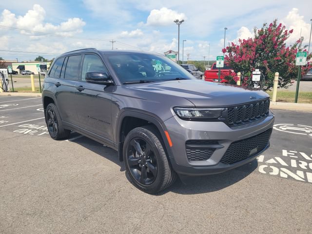 Used 2025 Jeep Grand Cherokee Altitude AWD/4WD image 3