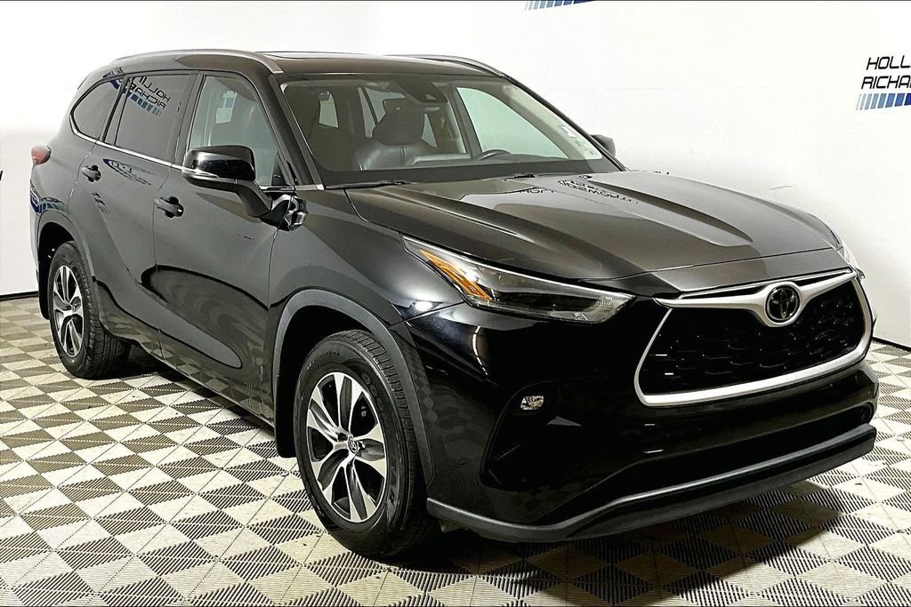 Used 2021 Toyota Highlander XLE AWD/4WD image 3