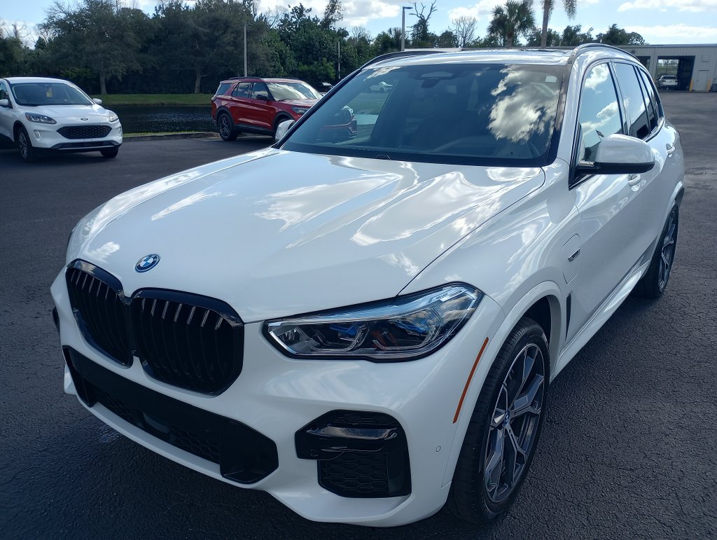 Used 2023 BMW X5 xDrive45e w/ Executive Package AWD/4WD image 3