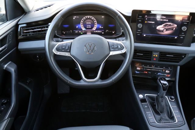 Used 2025 Volkswagen Jetta SE image 4