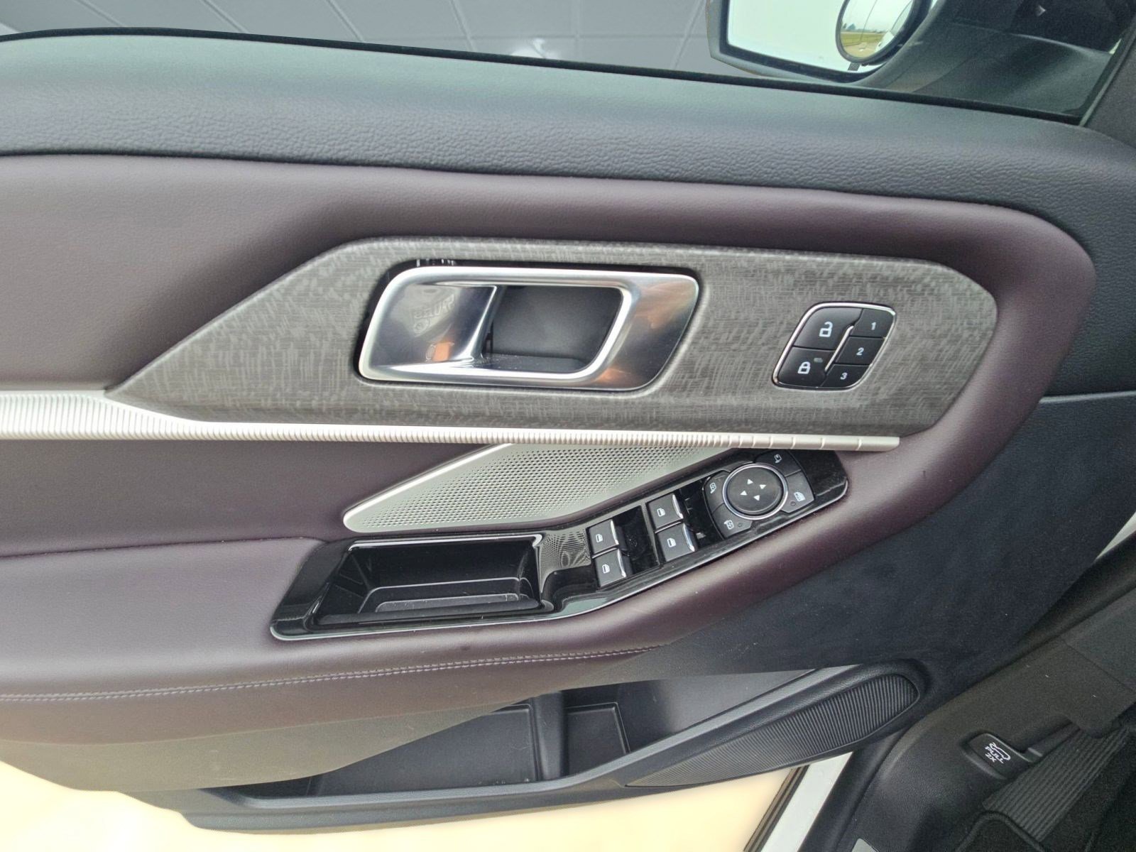 Certified 2025 Ford Explorer Platinum image 21