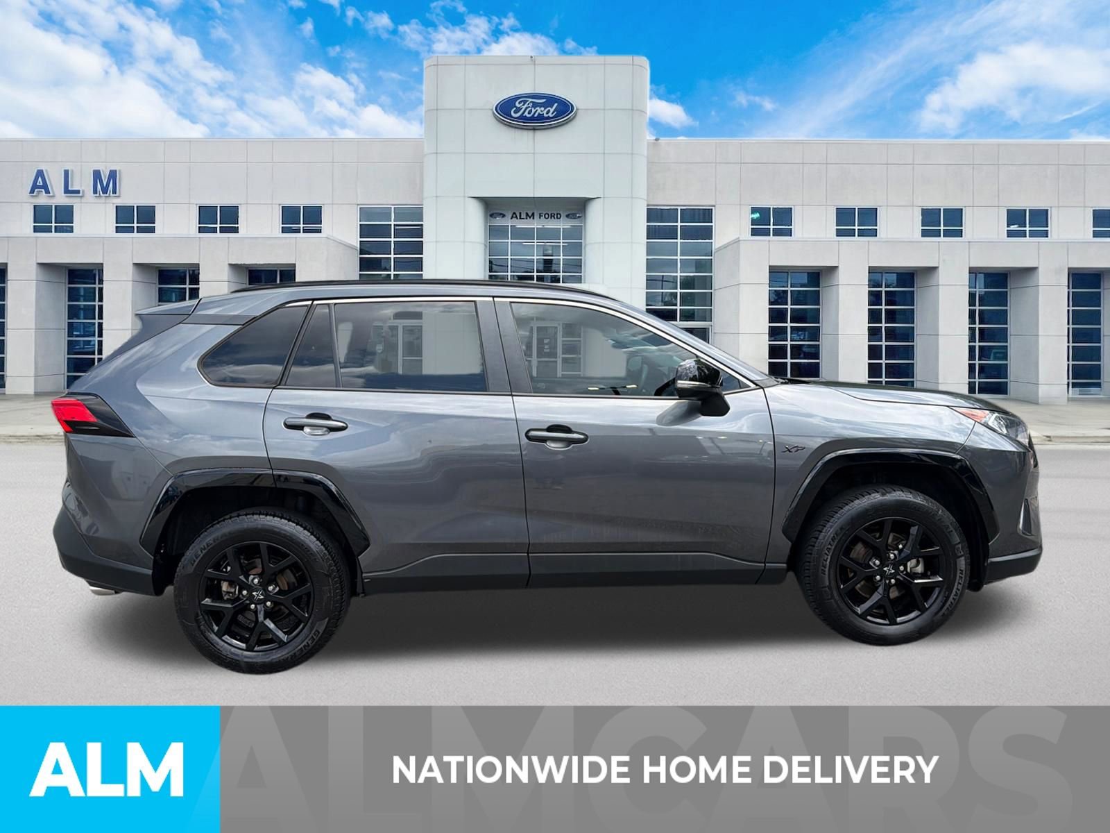 Used 2021 Toyota RAV4 XLE w/ Convenience Package FWD image 4