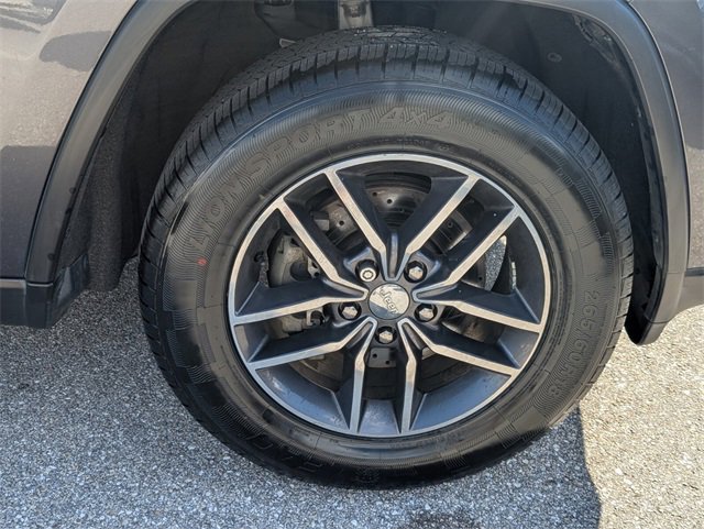 Used 2018 Jeep Grand Cherokee Laredo image 16