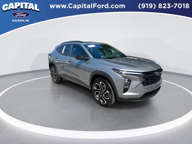 Used 2025 Chevrolet Trax RS w/ Driver Confidence Package FWD image 2